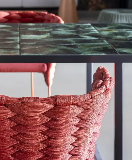 duemme-garde-showroom-poltroncina-rossa-esterno duemme-garde-showroom-poltroncina-rossa-esterno